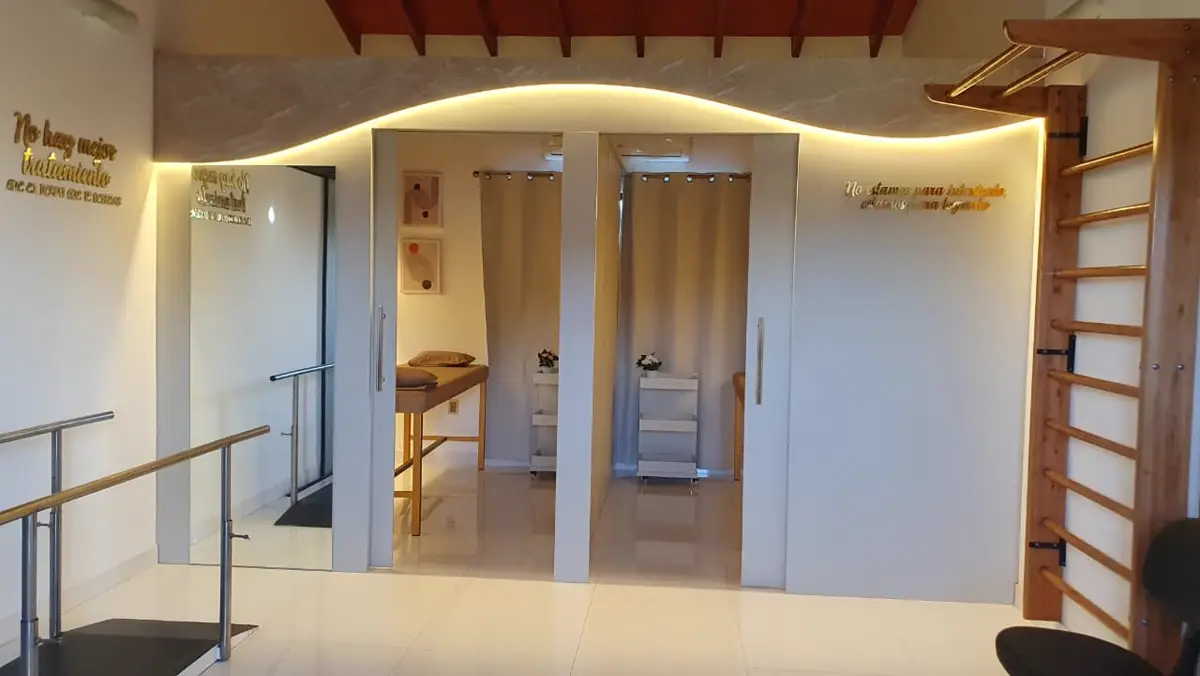 Espacio terapéutico sereno preparado para tu recuperación.