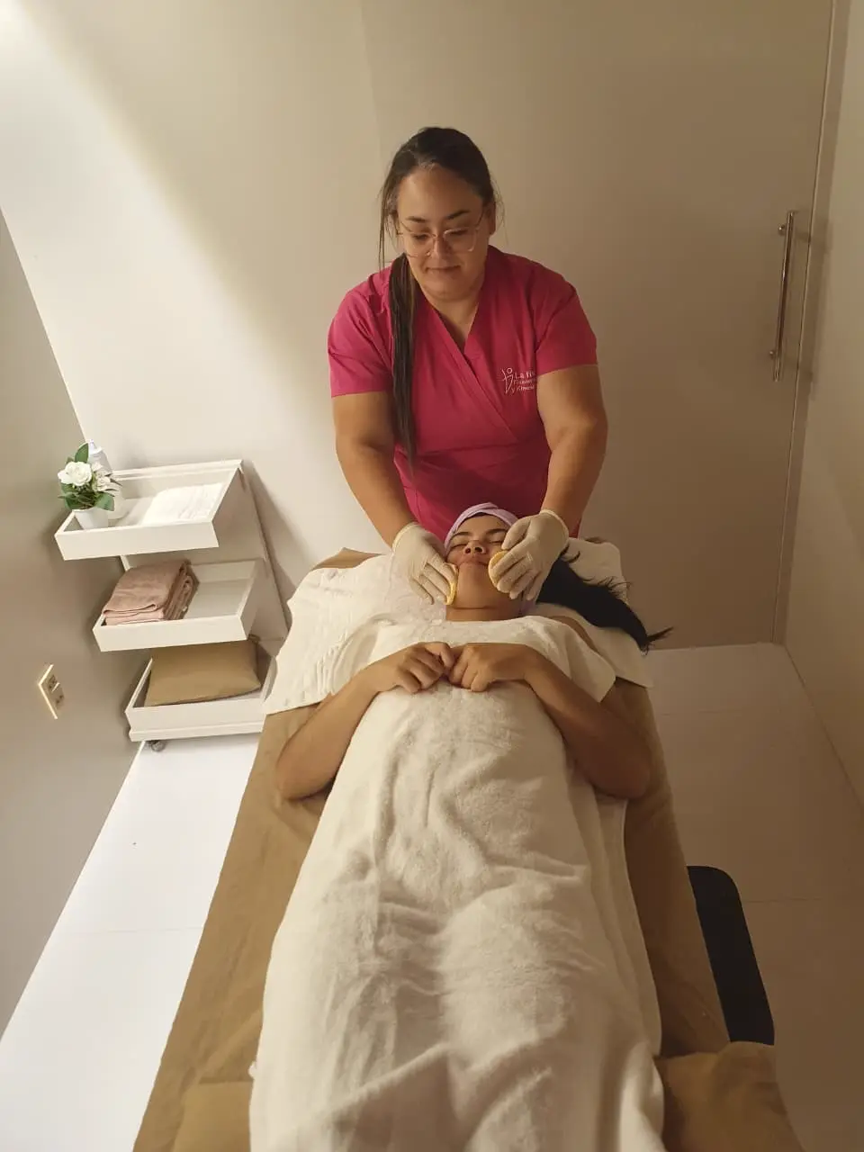 Sesión de fisioterapia estética con acompañamiento profesional.